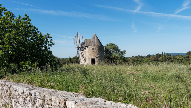 R&eacute;gusse, a village of Proven&ccedil;al tradition, stands on a rocky outcrop in the heart of a plain bordered by wooded hills
