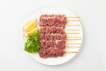 닭의 모래주머니를 마늘 따위와 함께 기름에 볶은 것.
Chicken gizzards fried in oil with garlic and other ingredients.

