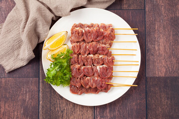 닭의 모래주머니를 마늘 따위와 함께 기름에 볶은 것.
Chicken gizzards fried in oil with garlic and other ingredients.

