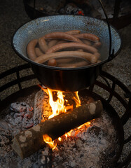 Wurstkessel &uuml;ber offenem Feuer