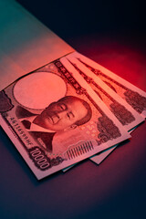 日本円一万円札の札束を封筒に収めた高額取引の象徴的構図