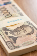 日本円一万円札が束ねられた百万円帯による資産と金融イメージ