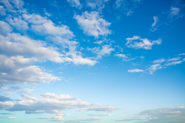 清々しく晴れた早朝の青空