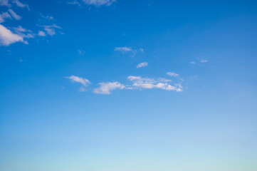 清々しく晴れた早朝の青空