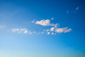 清々しく晴れた早朝の青空