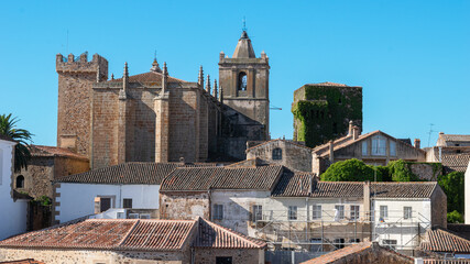 Hermosa vista de la iglesia de San Mateo por encima de los tejados de la ciudad de Cáceres, España