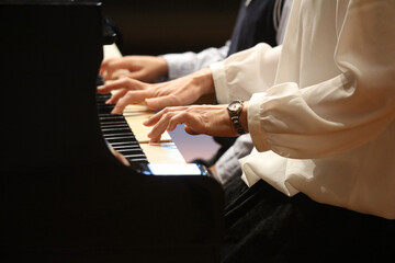 	ピアノを弾く様子