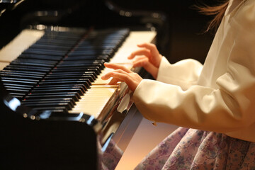 ピアノを弾く女の子