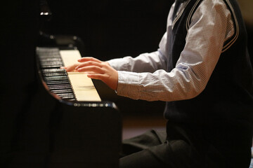 ピアノを弾く男の子