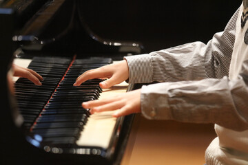 ピアノを弾く男の子