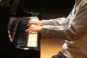 ピアノを弾く男の子