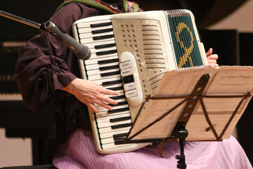アコーディオンを演奏する女性