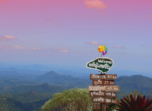 This image shows a welcome sign at the Dong Imu Viewpoint in Loei Province, Thailand.
The sign shows Chiang Khan (87 km), Phu Ruea (27 km), Phu Thap Buek (129 km), and Khao Kho (180 km).