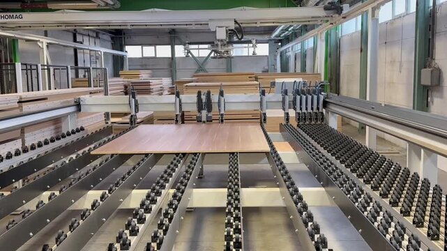 HOMAG Panel Saw Cutting Chipboard Sheets with Automatic Lifting System. The automatic lifting system positions and prepares the sheets for precise cutting, ensuring efficient workflow.