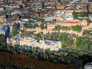 Obraz premium Vibrant Coastal Metropolis: Sweeping Aerial View of Málaga, Spain, Featuring Palm Tree-Lined Beaches, the Bustling Port, and the Expanding Cityscape