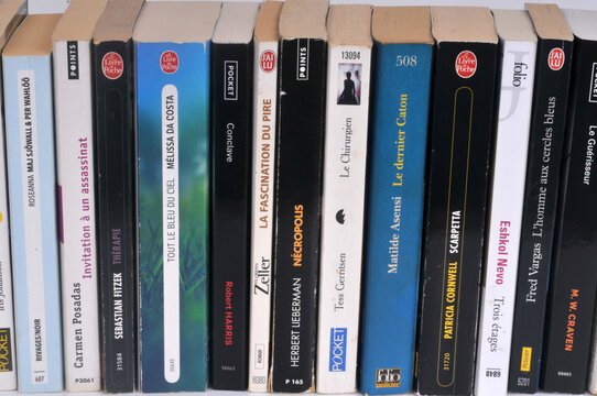 Rang&eacute;e de livres de poche en langue fran&ccedil;aise de diff&eacute;rents &eacute;diteurs