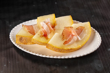 Slised sweet melon with Jamon
