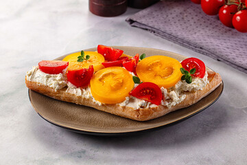 Bread with cream cheese and tomato