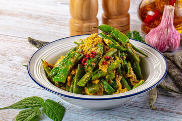 Steamed green beans with egg scramble