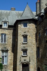 Fototapeta premium Antiguos edificios de piedra en Dinan, Côtes-d'Armor, Bretaña, Francia