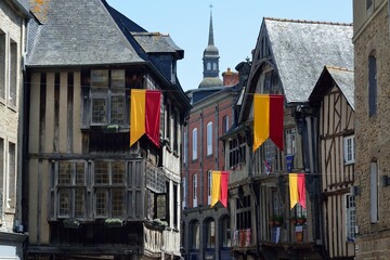 Obraz premium Estandartes medievales en las calles de Dinan, Côtes-d'Armor, Bretaña, Francia 