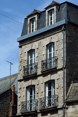 Antiguos edificios de piedra en Dinan, Côtes-d'Armor, Bretaña, Francia

