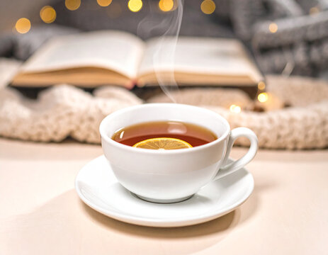 Zimowa gorąca herbata z cytryną - zimowy wiecz&oacute;r relaks z książką