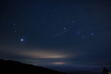 vista panoramica del cielo notturno stellato e parzialmente sereno, a inizio inverno, da un'alta...