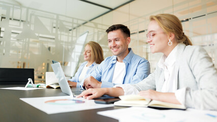 Obraz premium Team members work together in a modern meeting room