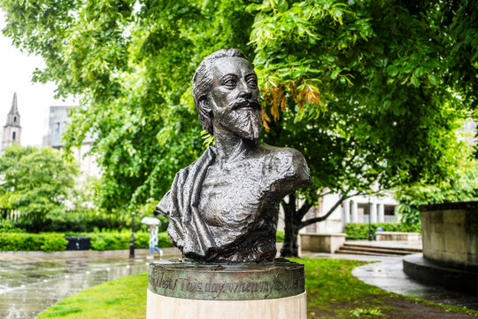 Bust of 17th-century poet and Dean of St Paul&rsquo;s Cathedral John Donne in the cathedral garden, a peaceful literary landmark in central London.