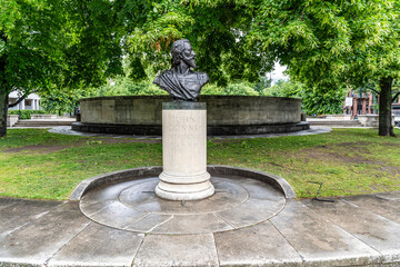 Bust of 17th-century poet and Dean of St Paul&rsquo;s Cathedral John Donne in the cathedral garden, a peaceful literary landmark in central London.