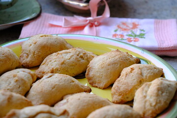 Fresh apple cookies, fresh from the oven. A Turkish-embroidered napkin with a pink ribbon. A pink floral decorative plate. Homemade cookies. Turkish cuisine. Tea time. Ramadan iftar. A green cup.