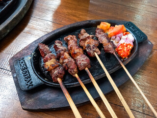 Delicious Grilled Satay with Fresh Sides A Culinary Delight on a Sizzling Platter