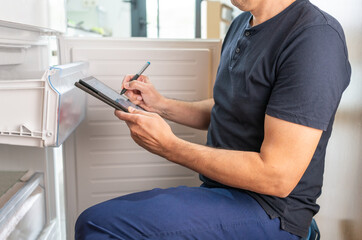 Refrigerator repair technician: repair, inspection and installation at home