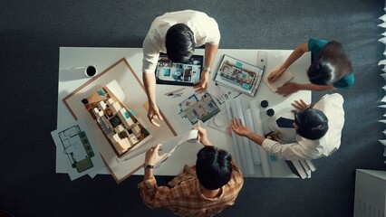 Time lapse of professional architect engineer team writing sticky notes and sticking note at house model while interior designer talking and discussing about building exterior designing. Alimentation.