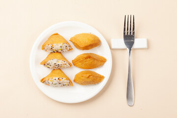  초를 친 밥에 다진 채소와 고기를 섞어 뭉친 것을 유부 속에 넣어 만든 음식.
A food made by mixing chopped vegetables and meat with rice and stuffing it into fried tofu.