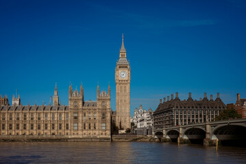 Obraz premium houses of parliament, Big Be, sunny day in London, blue sky
