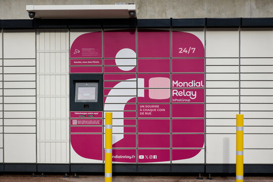 Consigne automatique Mondial Relay pour retrait et d&eacute;p&ocirc;t de colis en point relais
