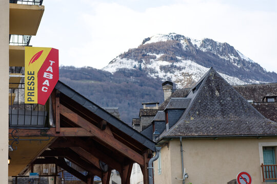 Enseigne Tabac Presse dans un village de montagne en France avec paysage alpin en arri&egrave;re-plan