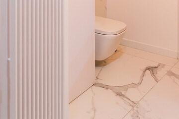 Biała łazienka z toaletą © Studio Migafka