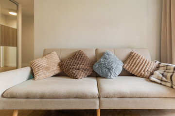 Biała kanapa z kolorowymi poduszkami