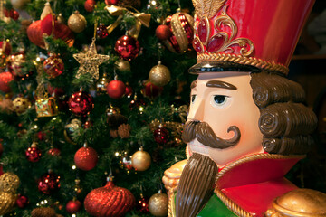 CASSE-NOISETTE ET SAPIN DE NOËL DÉCORÉ