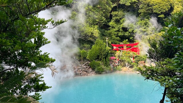 別府地獄めぐりの海地獄の絶景 湯けむり立ち上る青い温泉と鮮やかな赤い鳥居が立つ自然風景｜温泉,鳥居,九州,観光,日本　湯布院　由布院