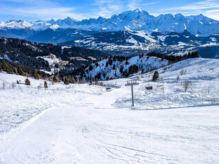 Obraz premium Snowy Slopes and Alpine Peaks – Les Portes du Soleil Ski Area