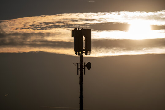 Silhouette einer Mobilfunkantenne in der Abendd&auml;mmerung