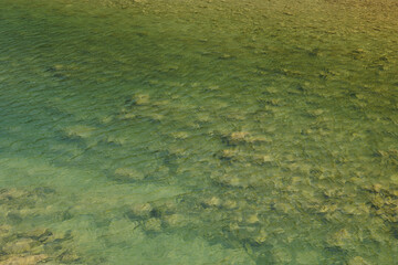 dettagli delle acque e del fondale cristalline e trasparenti e di color verde smeraldo del fiume...