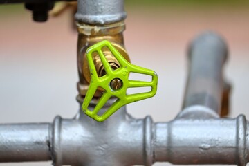 gr&uuml;nes Ventil an Wasserrohren