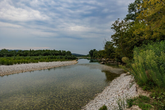 vista panoramica sull'ambiente naturale del fiume Isonzo, vicino alla citt&agrave; di Gorizia, nel nord Italia, di pomeriggio, con cielo nuvoloso, in estate
