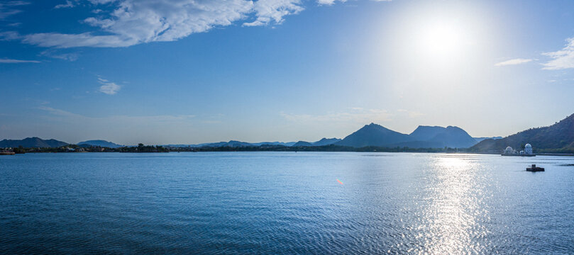 Mesmerizing view of Fateh Sagar Lake situated in the city of Udaipur, Rajasthan, India. It is an artificial lake popular for boating among tourist who visits City of lakes to enjoy vacations.