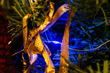 Decoración navideña en el interior de una casa.